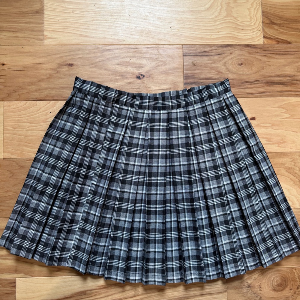 Cali1850 Plaid Pleated Mini Skirt Size Medium Black White Preppy or Grunge